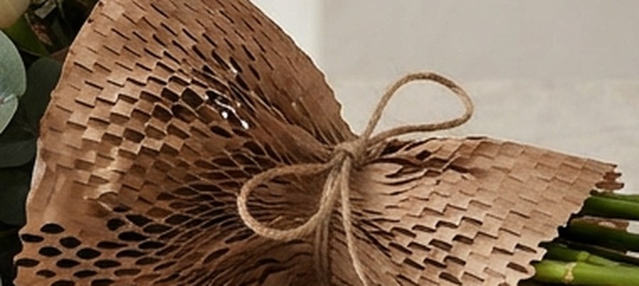Papel nido de abeja kraft con sus celdas expandidas